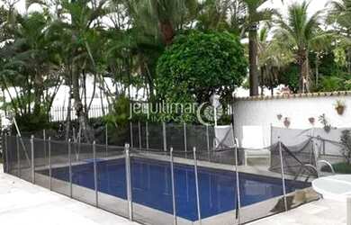 Imagem: A casa possui 4 Dormitórios, 5 Banheiros, 4 Vagas na garagem