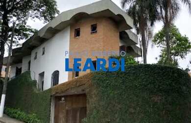 Imagem: A casa possui 4 Dormitórios, 5 Banheiros, 4 Vagas na garagem