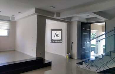 Imagem: A casa possui 4 Dormitórios, 5 Banheiros, 4 Vagas na garagem