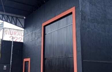 Imagem: O depósito possui 5 Vagas na garagem, 450m² de Área e está