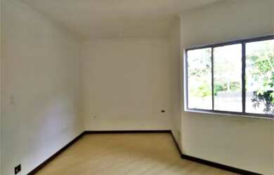 Imagem: A casa possui 4 Dormitórios, 3 Banheiros, 5 Vagas na garagem