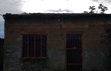 Imagem: A casa possui 2 Dormitórios, 1 Banheiro, 1 Vaga na garagem