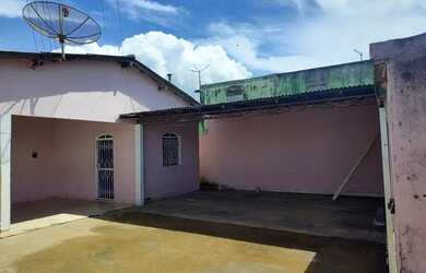 Imagem: A casa possui 4 Dormitórios, 2 Banheiros, 2 Vagas na garagem