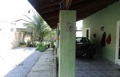 Imagem: A casa possui 3 Dormitórios, 2 Banheiros, 3 Vagas na garagem