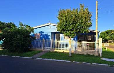 Imagem: A casa possui 3 Dormitórios, 1 Banheiro e está localizado