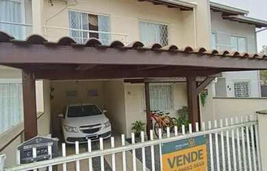 Imagem: A casa possui 2 Dormitórios, 1 Banheiro, 2 Vagas na garagem