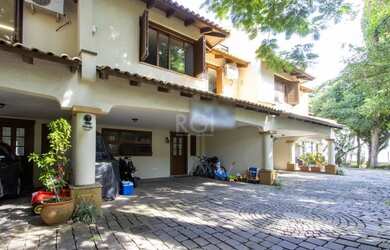 Imagem: A casa em condomínio possui 4 Dormitórios, 4 Banheiros, 2