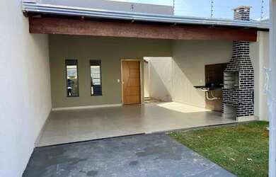 Imagem: A casa possui 2 Dormitórios, 2 Banheiros, 2 Vagas na garagem