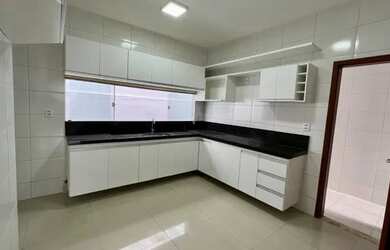 Imagem: A casa possui 3 Dormitórios, 1 Banheiro, 2 Vagas na garagem