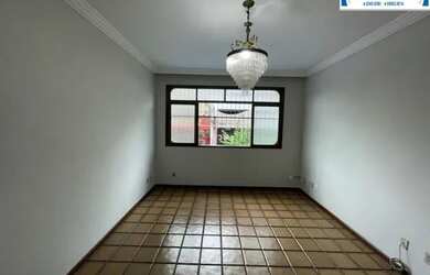 Imagem: A casa possui 4 Dormitórios, 3 Banheiros, 2 Vagas na garagem