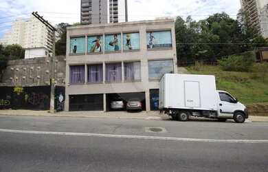 Imagem: O depósito possui 5 Vagas na garagem e 300m² de Área e está