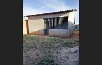 Imagem: A casa possui 3 Dormitórios, 2 Banheiros, 5 Vagas na garagem