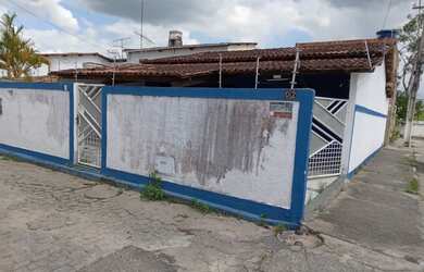 Imagem: A casa possui 3 Dormitórios, 2 Banheiros e 2 Vagas na garagem