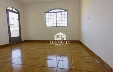 Imagem: A casa possui 3 Dormitórios, 1 Banheiro, 1 Vaga na garagem