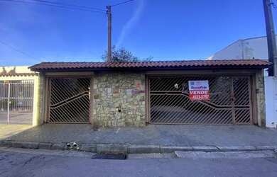 Imagem: A casa possui 3 Dormitórios, 2 Banheiros, 2 Vagas na garagem