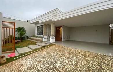 Imagem: A casa possui 4 Dormitórios, 5 Banheiros, 3 Vagas na garagem