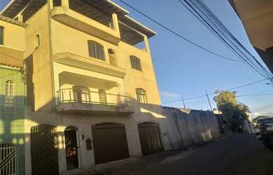 Imagem: A casa possui 5 Dormitórios, 3 Banheiros, 4 Vagas na garagem