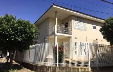 Imagem: A casa possui 3 Dormitórios, 4 Banheiros, 2 Vagas na garagem