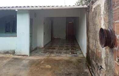 Imagem: A casa possui 3 Dormitórios, 1 Banheiro, 2 Vagas na garagem