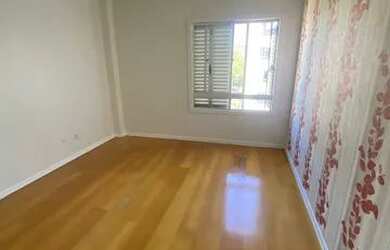 Imagem: O apartamento possui 3 Dormitórios, 1 Banheiro, 1 Vaga na garagem