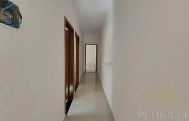 Imagem: A casa possui 2 Dormitórios, 1 Banheiro, 2 Vagas na garagem