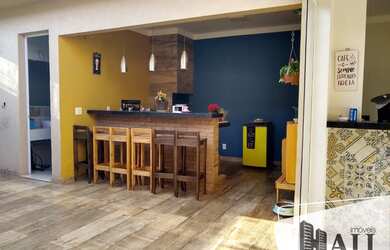 Imagem: A casa possui 4 Dormitórios, 4 Banheiros, 4 Vagas na garagem