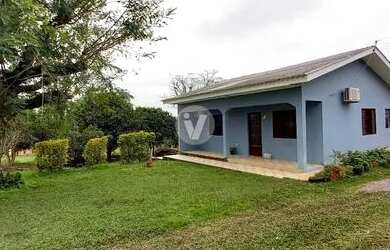 Imagem: A casa possui 2 Dormitórios, 1 Banheiro, 2 Vagas na garagem