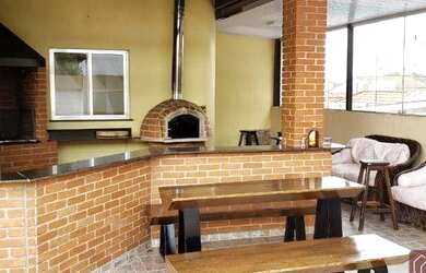 Imagem: A casa possui 4 Dormitórios, 4 Banheiros, 5 Vagas na garagem