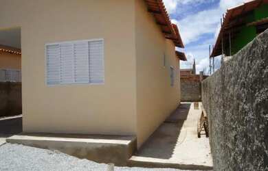 Imagem: A casa possui 2 Dormitórios, 1 Banheiro, 2 Vagas na garagem