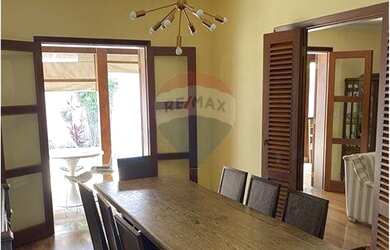 Imagem: A casa possui 4 Dormitórios, 5 Banheiros, 2 Vagas na garagem