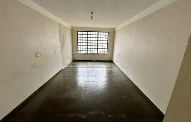 Imagem: A casa possui 4 Dormitórios, 5 Banheiros, 4 Vagas na garagem