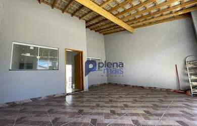 Imagem: A casa possui 3 Dormitórios, 2 Banheiros, 2 Vagas na garagem