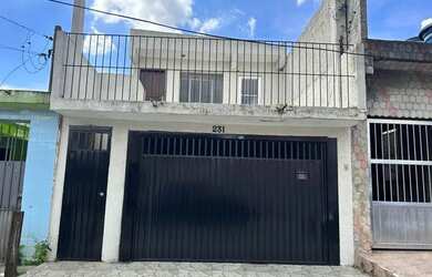 Imagem: A casa possui 3 Dormitórios, 2 Banheiros, 1 Vaga na garagem