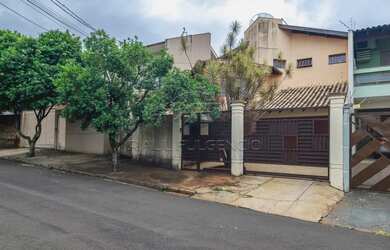 Imagem: A casa possui 3 Dormitórios, 1 Banheiro, 2 Vagas na garagem