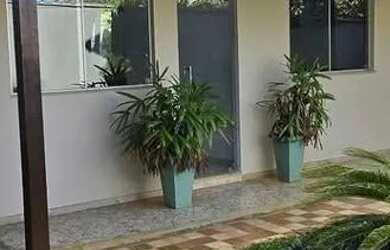 Imagem: A casa possui 3 Dormitórios, 2 Banheiros, 2 Vagas na garagem