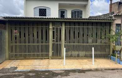 Imagem: A casa possui 3 Dormitórios, 2 Banheiros, 2 Vagas na garagem