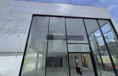 Imagem: O depósito possui 5 Vagas na garagem e 1000m² de Área e está