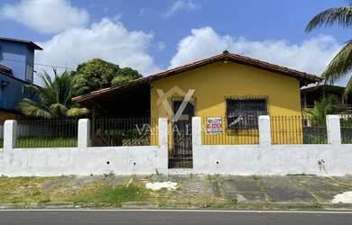 Imagem: A casa possui 1 Dormitório, 2 Banheiros, 5 Vagas na garagem