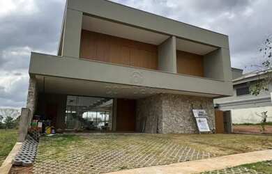 Imagem: A casa em condomínio possui 4 Dormitórios, 5 Banheiros, 3