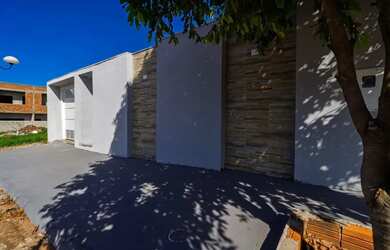 Imagem: A casa possui 3 Dormitórios, 2 Banheiros, 3 Vagas na garagem