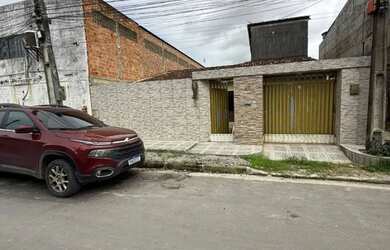 Imagem: A casa possui 3 Dormitórios, 2 Banheiros, 2 Vagas na garagem