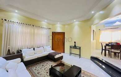 Imagem: A casa possui 3 Dormitórios, 1 Banheiro, 4 Vagas na garagem