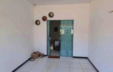 Imagem: A casa possui 2 Dormitórios, 1 Banheiro e está localizado