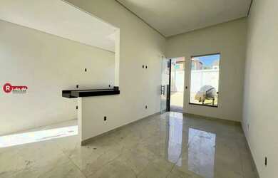 Imagem: A casa possui 3 Dormitórios, 2 Banheiros, 2 Vagas na garagem