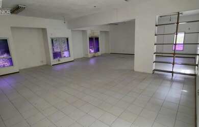 Imagem: O depósito possui 5 Vagas na garagem e 360m² de Área e está