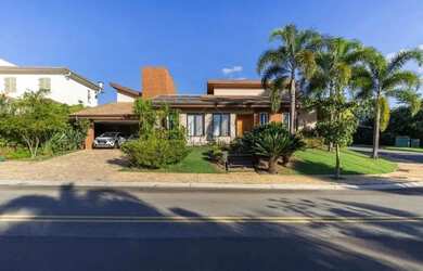 Imagem: A casa em condomínio possui 4 Dormitórios, 5 Banheiros, 4