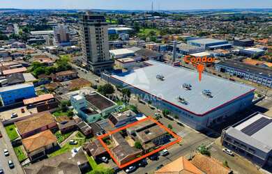 Imagem: A casa possui 3 Dormitórios, 2 Banheiros, 4 Vagas na garagem