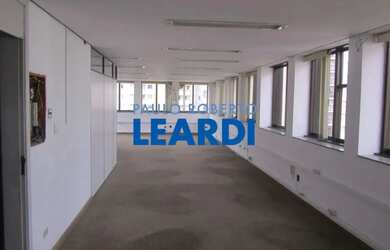 Imagem: O depósito possui 2 Vagas na garagem, 125m² de Área e está