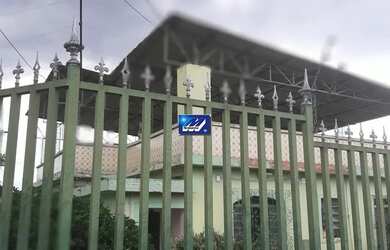 Imagem: A casa possui 3 Dormitórios, 1 Banheiro, 2 Vagas na garagem