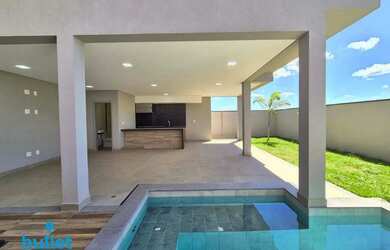 Imagem: A casa possui 3 Dormitórios, 5 Banheiros, 5 Vagas na garagem